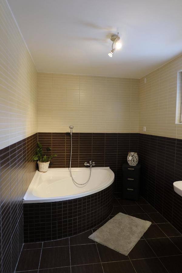 Kajari Apartmanhaz Balatonfőkajár Екстериор снимка